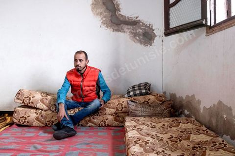 30 novembre 2017 : à Ltaifa, à 15 km de Bir Ali, Nasr Nasr, 30 ans, nous reçoit chez ses parents pour nous relater les circonstances du drame vécu en mer le 8 octobre, il fait partie des rescapé. Dans la nuit du 8 au 9 octobre 2017 un bateau de pêcheur avec plus de 90 migrants clandestins tunisiens à bord a été percuté "accidentellement" (selon source officielle) provocant la mort et disparition d'une cinquantaine de jeunes tunisiens les autres ayant été rescapé apr ce meme navire tunisien. 