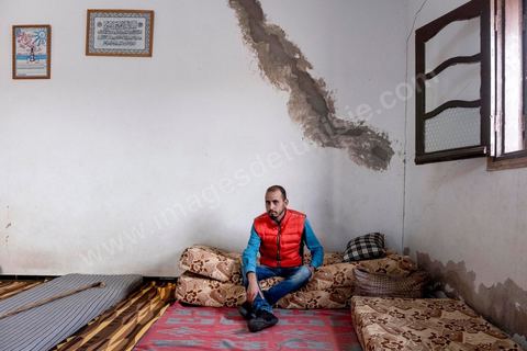 30 novembre 2017 : à Ltaifa, à 15 km de Bir Ali, Nasr Nasr, 30 ans, nous reçoit chez ses parents pour nous relater les circonstances du drame vécu en mer le 8 octobre, il fait partie des rescapé. Dans la nuit du 8 au 9 octobre 2017 un bateau de pêcheur avec plus de 90 migrants clandestins tunisiens à bord a été percuté "accidentellement" (selon source officielle) provocant la mort et disparition d'une cinquantaine de jeunes tunisiens les autres ayant été rescapé apr ce meme navire tunisien. 