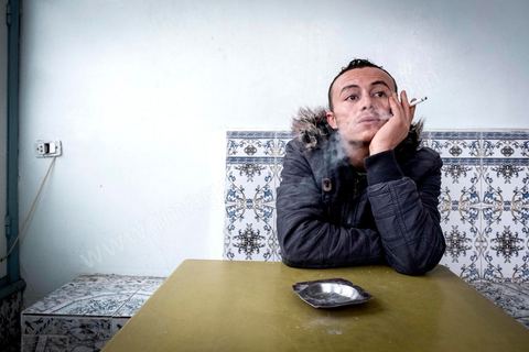 30 novembre 2017 : au café de Bir Ali, Anouar vient nous retrouver pour nous parler de ses 14 tentatives de migration vers l'Europe. Chacune est un périple différent, intercepté puis expulsé, bateau en panne, recupéré par la Garde maritime, ... Entre chaque voyage manqué il travaille dasn la contrebande pour financer ses traversées.
