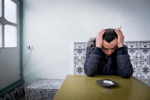 30 novembre 2017 : au café de Bir Ali, Anouar vient nous retrouver pour nous parler de ses 14 tentatives de migration vers l'Europe. Chacune est un périple différent, intercepté puis expulsé, bateau en panne, recupéré par la Garde maritime, ... Entre chaque voyage manqué il travaille dasn la contrebande pour financer ses traversées.