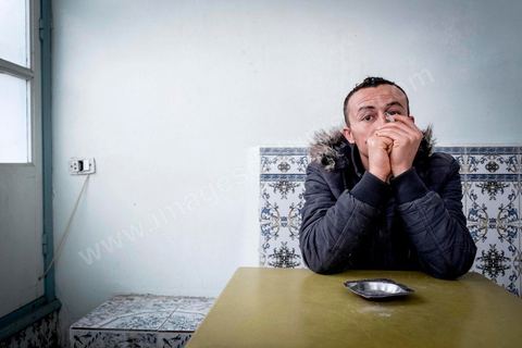 30 novembre 2017 : au café de Bir Ali, Anouar vient nous retrouver pour nous parler de ses 14 tentatives de migration vers l'Europe. Chacune est un périple différent, intercepté puis expulsé, bateau en panne, recupéré par la Garde maritime, ... Entre chaque voyage manqué il travaille dasn la contrebande pour financer ses traversées.