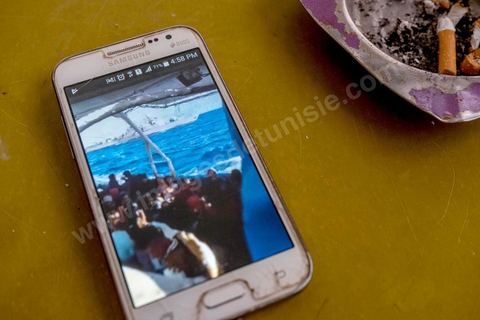 30 novembre 2017 : sur le téléphone de Anouar, une vidéo d'une de ses 14 tentatives de migration vers l'Italie montre un bateau des gardes cotes italiens sur le point de les secourir. 