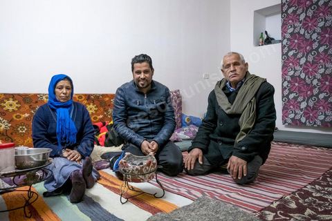 30 novembre 2017 : A Bir Ali avec Khaled Arrami et son père Tahar. Khaled vient juste d'être expulsé d'Italie après un voyage clandestin vers l'Italie. "dans l'avion du retour, affrété par l'Italie, nous étions 30 migrants expulsés vers la Tunisie, on avait les mains attachés et deux policiers pour chaque migrant tout le long du vol".