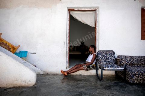 24 juin 2017 : La petite cour est le lieu de vie commune en cette péiode de grande chaleur. Chez Océane, migrante Ivoirienne à Tunis dans un quartier populaire. Elle vit dans une maison avec 2 chambres qu'elle partage avec son fils Eden et cinq autres ivoiriennes. Océane est arrivée en Tunisie en 2010 comme étudiante et est depuis 5 ans en situation irrégulière, ne lui permettant plus de travailler légalement. Il y a deux ans Eden est né, ce jeune garçon plein de joie est devenu sa raison de vivre, elle souhaite trouver un endroit pour vivre normalement et élever son fils. “J’estime que pour vivre bien Tunisie, il me faudrait entre 800 et 1000 dinars. Généralement, je suis plutôt à 350. Entre les couches et la nourriture, les dépenses sont rapides.” La jeune femme travaille de façon irrégulière : elle a quelques patrons qui l’appellent, selon leur besoin, pour faire le ménage chez eux. Une journée lui rapporte entre 25 et 30 dinars.  