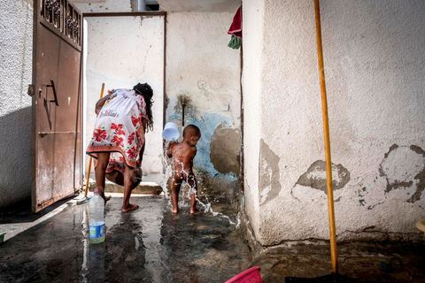 24 juin 2017 : La petite cour est le lieu de vie commune en cette péiode de grande chaleur. Chez Océane, migrante Ivoirienne à Tunis dans un quartier populaire. Elle vit dans une maison avec 2 chambres qu'elle partage avec son fils Eden et cinq autres ivoiriennes. Océane est arrivée en Tunisie en 2010 comme étudiante et est depuis 5 ans en situation irrégulière, ne lui permettant plus de travailler légalement. Il y a deux ans Eden est né, ce jeune garçon plein de joie est devenu sa raison de vivre, elle souhaite trouver un endroit pour vivre normalement et élever son fils. “J’estime que pour vivre bien Tunisie, il me faudrait entre 800 et 1000 dinars. Généralement, je suis plutôt à 350. Entre les couches et la nourriture, les dépenses sont rapides.” La jeune femme travaille de façon irrégulière : elle a quelques patrons qui l’appellent, selon leur besoin, pour faire le ménage chez eux. Une journée lui rapporte entre 25 et 30 dinars.  