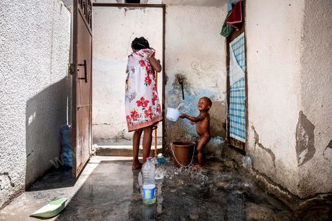 24 juin 2017 : La petite cour est le lieu de vie commune en cette péiode de grande chaleur. Chez Océane, migrante Ivoirienne à Tunis dans un quartier populaire. Elle vit dans une maison avec 2 chambres qu'elle partage avec son fils Eden et cinq autres ivoiriennes. Océane est arrivée en Tunisie en 2010 comme étudiante et est depuis 5 ans en situation irrégulière, ne lui permettant plus de travailler légalement. Il y a deux ans Eden est né, ce jeune garçon plein de joie est devenu sa raison de vivre, elle souhaite trouver un endroit pour vivre normalement et élever son fils. “J’estime que pour vivre bien Tunisie, il me faudrait entre 800 et 1000 dinars. Généralement, je suis plutôt à 350. Entre les couches et la nourriture, les dépenses sont rapides.” La jeune femme travaille de façon irrégulière : elle a quelques patrons qui l’appellent, selon leur besoin, pour faire le ménage chez eux. Une journée lui rapporte entre 25 et 30 dinars.  