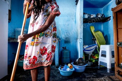 24 juin 2017 : La cusine. Chez Océane, migrante Ivoirienne à Tunis dans un quartier populaire. Elle vit dans une maison avec 2 chambres qu'elle partage avec son fils Eden et cinq autres ivoiriennes. Océane est arrivée en Tunisie en 2010 comme étudiante et est depuis 5 ans en situation irrégulière, ne lui permettant plus de travailler légalement. Il y a deux ans Eden est né, ce jeune garçon plein de joie est devenu sa raison de vivre, elle souhaite trouver un endroit pour vivre normalement et élever son fils. “J’estime que pour vivre bien Tunisie, il me faudrait entre 800 et 1000 dinars. Généralement, je suis plutôt à 350. Entre les couches et la nourriture, les dépenses sont rapides.” La jeune femme travaille de façon irrégulière : elle a quelques patrons qui l’appellent, selon leur besoin, pour faire le ménage chez eux. Une journée lui rapporte entre 25 et 30 dinars.  