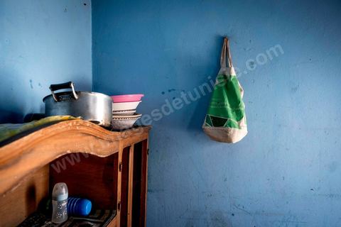24 juin 2017 : La cusine. Chez Océane, migrante Ivoirienne à Tunis dans un quartier populaire. Elle vit dans une maison avec 2 chambres qu'elle partage avec son fils Eden et cinq autres ivoiriennes. Océane est arrivée en Tunisie en 2010 comme étudiante et est depuis 5 ans en situation irrégulière, ne lui permettant plus de travailler légalement. Il y a deux ans Eden est né, ce jeune garçon plein de joie est devenu sa raison de vivre, elle souhaite trouver un endroit pour vivre normalement et élever son fils. “J’estime que pour vivre bien Tunisie, il me faudrait entre 800 et 1000 dinars. Généralement, je suis plutôt à 350. Entre les couches et la nourriture, les dépenses sont rapides.” La jeune femme travaille de façon irrégulière : elle a quelques patrons qui l’appellent, selon leur besoin, pour faire le ménage chez eux. Une journée lui rapporte entre 25 et 30 dinars.  
