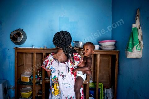 24 juin 2017 : Chez Océane, migrante Ivoirienne à Tunis dans un quartier populaire. Elle vit dans une maison avec 2 chambres qu'elle partage avec son fils Eden et cinq autres ivoiriennes. Océane est arrivée en Tunisie en 2010 comme étudiante et est depuis 5 ans en situation irrégulière, ne lui permettant plus de travailler légalement. Il y a deux ans Eden est né, ce jeune garçon plein de joie est devenu sa raison de vivre, elle souhaite trouver un endroit pour vivre normalement et élever son fils. “J’estime que pour vivre bien Tunisie, il me faudrait entre 800 et 1000 dinars. Généralement, je suis plutôt à 350. Entre les couches et la nourriture, les dépenses sont rapides.” La jeune femme travaille de façon irrégulière : elle a quelques patrons qui l’appellent, selon leur besoin, pour faire le ménage chez eux. Une journée lui rapporte entre 25 et 30 dinars.  