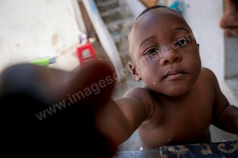 24 juin 2017 : Chez Océane, migrante Ivoirienne à Tunis dans un quartier populaire. Elle vit dans une maison avec 2 chambres qu'elle partage avec son fils Eden et cinq autres ivoiriennes. Océane est arrivée en Tunisie en 2010 comme étudiante et est depuis 5 ans en situation irrégulière, ne lui permettant plus de travailler légalement. Il y a deux ans Eden est né, ce jeune garçon plein de joie est devenu sa raison de vivre, elle souhaite trouver un endroit pour vivre normalement et élever son fils. “J’estime que pour vivre bien Tunisie, il me faudrait entre 800 et 1000 dinars. Généralement, je suis plutôt à 350. Entre les couches et la nourriture, les dépenses sont rapides.” La jeune femme travaille de façon irrégulière : elle a quelques patrons qui l’appellent, selon leur besoin, pour faire le ménage chez eux. Une journée lui rapporte entre 25 et 30 dinars.  