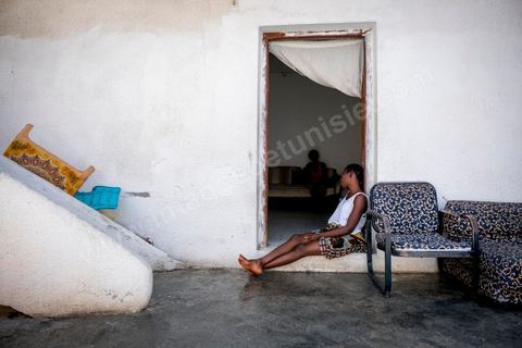 24 juin 2017 : Chez Océane, migrante Ivoirienne à Tunis dans un quartier populaire. Elle vit dans une maison avec 2 chambres qu'elle partage avec son fils Eden et cinq autres ivoiriennes. Océane est arrivée en Tunisie en 2010 comme étudiante et est depuis 5 ans en situation irrégulière, ne lui permettant plus de travailler légalement. Il y a deux ans Eden est né, ce jeune garçon plein de joie est devenu sa raison de vivre, elle souhaite trouver un endroit pour vivre normalement et élever son fils. “J’estime que pour vivre bien Tunisie, il me faudrait entre 800 et 1000 dinars. Généralement, je suis plutôt à 350. Entre les couches et la nourriture, les dépenses sont rapides.” La jeune femme travaille de façon irrégulière : elle a quelques patrons qui l’appellent, selon leur besoin, pour faire le ménage chez eux. Une journée lui rapporte entre 25 et 30 dinars.  
