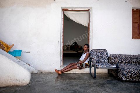 24 juin 2017 : Chez Océane, migrante Ivoirienne à Tunis dans un quartier populaire. Elle vit dans une maison avec 2 chambres qu'elle partage avec son fils Eden et cinq autres ivoiriennes. Océane est arrivée en Tunisie en 2010 comme étudiante et est depuis 5 ans en situation irrégulière, ne lui permettant plus de travailler légalement. Il y a deux ans Eden est né, ce jeune garçon plein de joie est devenu sa raison de vivre, elle souhaite trouver un endroit pour vivre normalement et élever son fils. “J’estime que pour vivre bien Tunisie, il me faudrait entre 800 et 1000 dinars. Généralement, je suis plutôt à 350. Entre les couches et la nourriture, les dépenses sont rapides.” La jeune femme travaille de façon irrégulière : elle a quelques patrons qui l’appellent, selon leur besoin, pour faire le ménage chez eux. Une journée lui rapporte entre 25 et 30 dinars.  