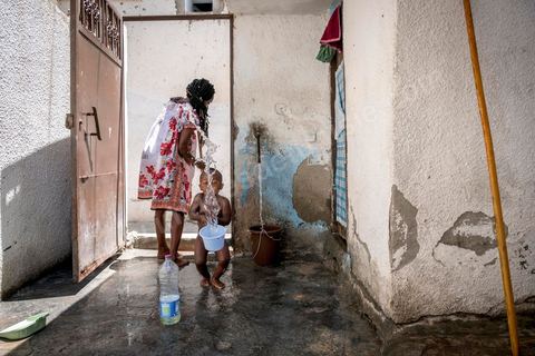 24 juin 2017 : Chez Océane, migrante Ivoirienne à Tunis dans un quartier populaire. Elle vit dans une maison avec 2 chambres qu'elle partage avec son fils Eden et cinq autres ivoiriennes. Océane est arrivée en Tunisie en 2010 comme étudiante et est depuis 5 ans en situation irrégulière, ne lui permettant plus de travailler légalement. Il y a deux ans Eden est né, ce jeune garçon plein de joie est devenu sa raison de vivre, elle souhaite trouver un endroit pour vivre normalement et élever son fils. “J’estime que pour vivre bien Tunisie, il me faudrait entre 800 et 1000 dinars. Généralement, je suis plutôt à 350. Entre les couches et la nourriture, les dépenses sont rapides.” La jeune femme travaille de façon irrégulière : elle a quelques patrons qui l’appellent, selon leur besoin, pour faire le ménage chez eux. Une journée lui rapporte entre 25 et 30 dinars.  