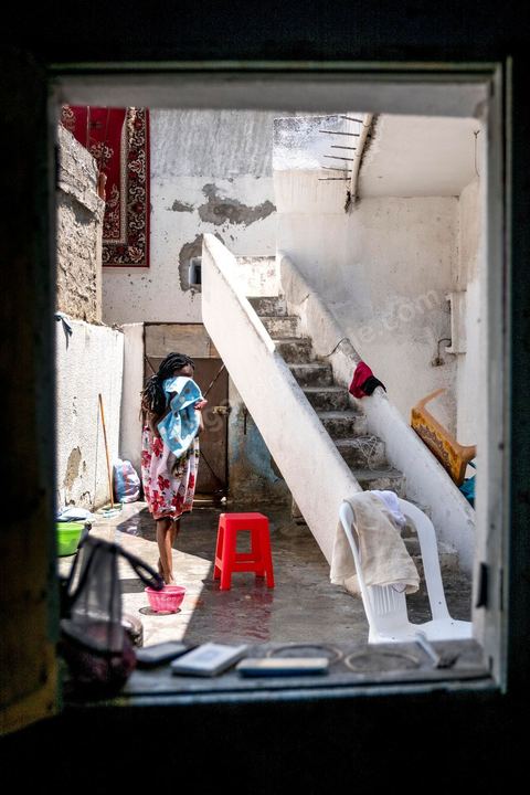 24 juin 2017 : Chez Océane, migrante Ivoirienne à Tunis dans un quartier populaire. Elle vit dans une maison avec 2 chambres qu'elle partage avec son fils Eden et cinq autres ivoiriennes. Océane est arrivée en Tunisie en 2010 comme étudiante et est depuis 5 ans en situation irrégulière, ne lui permettant plus de travailler légalement. Il y a deux ans Eden est né, ce jeune garçon plein de joie est devenu sa raison de vivre, elle souhaite trouver un endroit pour vivre normalement et élever son fils. “J’estime que pour vivre bien Tunisie, il me faudrait entre 800 et 1000 dinars. Généralement, je suis plutôt à 350. Entre les couches et la nourriture, les dépenses sont rapides.” La jeune femme travaille de façon irrégulière : elle a quelques patrons qui l’appellent, selon leur besoin, pour faire le ménage chez eux. Une journée lui rapporte entre 25 et 30 dinars.  