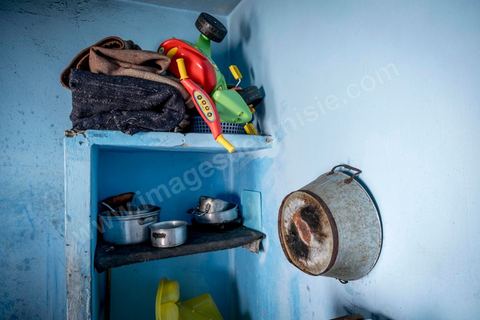 24 juin 2017 : Chez Océane, migrante Ivoirienne à Tunis dans un quartier populaire. Elle vit dans une maison avec 2 chambres qu'elle partage avec son fils Eden et cinq autres ivoiriennes. Océane est arrivée en Tunisie en 2010 comme étudiante et est depuis 5 ans en situation irrégulière, ne lui permettant plus de travailler légalement. Il y a deux ans Eden est né, ce jeune garçon plein de joie est devenu sa raison de vivre, elle souhaite trouver un endroit pour vivre normalement et élever son fils. “J’estime que pour vivre bien Tunisie, il me faudrait entre 800 et 1000 dinars. Généralement, je suis plutôt à 350. Entre les couches et la nourriture, les dépenses sont rapides.” La jeune femme travaille de façon irrégulière : elle a quelques patrons qui l’appellent, selon leur besoin, pour faire le ménage chez eux. Une journée lui rapporte entre 25 et 30 dinars.  