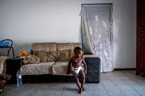 24 juin 2017 : Chez Océane, migrante Ivoirienne à Tunis dans un quartier populaire. Elle vit dans une maison avec 2 chambres qu'elle partage avec son fils Eden et cinq autres ivoiriennes. Océane est arrivée en Tunisie en 2010 comme étudiante et est depuis 5 ans en situation irrégulière, ne lui permettant plus de travailler légalement. Il y a deux ans Eden est né, ce jeune garçon plein de joie est devenu sa raison de vivre, elle souhaite trouver un endroit pour vivre normalement et élever son fils. “J’estime que pour vivre bien Tunisie, il me faudrait entre 800 et 1000 dinars. Généralement, je suis plutôt à 350. Entre les couches et la nourriture, les dépenses sont rapides.” La jeune femme travaille de façon irrégulière : elle a quelques patrons qui l’appellent, selon leur besoin, pour faire le ménage chez eux. Une journée lui rapporte entre 25 et 30 dinars.  
