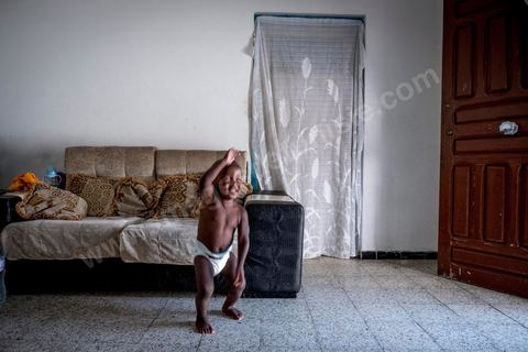 24 juin 2017 : Chez Océane, migrante Ivoirienne à Tunis dans un quartier populaire. Elle vit dans une maison avec 2 chambres qu'elle partage avec son fils Eden et cinq autres ivoiriennes. Océane est arrivée en Tunisie en 2010 comme étudiante et est depuis 5 ans en situation irrégulière, ne lui permettant plus de travailler légalement. Il y a deux ans Eden est né, ce jeune garçon plein de joie est devenu sa raison de vivre, elle souhaite trouver un endroit pour vivre normalement et élever son fils. “J’estime que pour vivre bien Tunisie, il me faudrait entre 800 et 1000 dinars. Généralement, je suis plutôt à 350. Entre les couches et la nourriture, les dépenses sont rapides.” La jeune femme travaille de façon irrégulière : elle a quelques patrons qui l’appellent, selon leur besoin, pour faire le ménage chez eux. Une journée lui rapporte entre 25 et 30 dinars.  