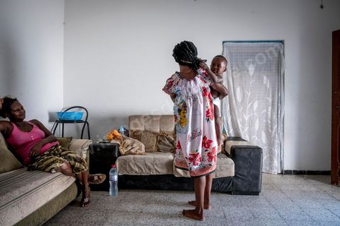 24 juin 2017 : Chez Océane, migrante Ivoirienne à Tunis dans un quartier populaire. Elle vit dans une maison avec 2 chambres qu'elle partage avec son fils Eden et cinq autres ivoiriennes. Océane est arrivée en Tunisie en 2010 comme étudiante et est depuis 5 ans en situation irrégulière, ne lui permettant plus de travailler légalement. Il y a deux ans Eden est né, ce jeune garçon plein de joie est devenu sa raison de vivre, elle souhaite trouver un endroit pour vivre normalement et élever son fils. “J’estime que pour vivre bien Tunisie, il me faudrait entre 800 et 1000 dinars. Généralement, je suis plutôt à 350. Entre les couches et la nourriture, les dépenses sont rapides.” La jeune femme travaille de façon irrégulière : elle a quelques patrons qui l’appellent, selon leur besoin, pour faire le ménage chez eux. Une journée lui rapporte entre 25 et 30 dinars.  
