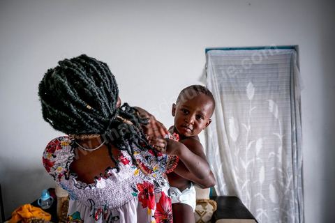 24 juin 2017 : Chez Océane, migrante Ivoirienne à Tunis dans un quartier populaire. Elle vit dans une maison avec 2 chambres qu'elle partage avec son fils Eden et cinq autres ivoiriennes. Océane est arrivée en Tunisie en 2010 comme étudiante et est depuis 5 ans en situation irrégulière, ne lui permettant plus de travailler légalement. Il y a deux ans Eden est né, ce jeune garçon plein de joie est devenu sa raison de vivre, elle souhaite trouver un endroit pour vivre normalement et élever son fils. “J’estime que pour vivre bien Tunisie, il me faudrait entre 800 et 1000 dinars. Généralement, je suis plutôt à 350. Entre les couches et la nourriture, les dépenses sont rapides.” La jeune femme travaille de façon irrégulière : elle a quelques patrons qui l’appellent, selon leur besoin, pour faire le ménage chez eux. Une journée lui rapporte entre 25 et 30 dinars.  