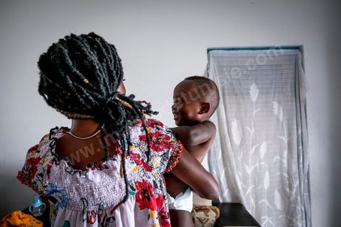 24 juin 2017 : Chez Océane, migrante Ivoirienne à Tunis dans un quartier populaire. Elle vit dans une maison avec 2 chambres qu'elle partage avec son fils Eden et cinq autres ivoiriennes. Océane est arrivée en Tunisie en 2010 comme étudiante et est depuis 5 ans en situation irrégulière, ne lui permettant plus de travailler légalement. Il y a deux ans Eden est né, ce jeune garçon plein de joie est devenu sa raison de vivre, elle souhaite trouver un endroit pour vivre normalement et élever son fils. “J’estime que pour vivre bien Tunisie, il me faudrait entre 800 et 1000 dinars. Généralement, je suis plutôt à 350. Entre les couches et la nourriture, les dépenses sont rapides.” La jeune femme travaille de façon irrégulière : elle a quelques patrons qui l’appellent, selon leur besoin, pour faire le ménage chez eux. Une journée lui rapporte entre 25 et 30 dinars.  