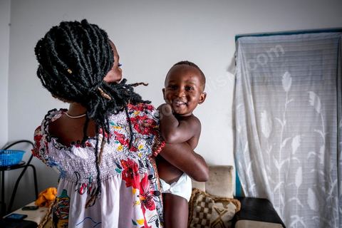 24 juin 2017 : Chez Océane, migrante Ivoirienne à Tunis dans un quartier populaire. Elle vit dans une maison avec 2 chambres qu'elle partage avec son fils Eden et cinq autres ivoiriennes. Océane est arrivée en Tunisie en 2010 comme étudiante et est depuis 5 ans en situation irrégulière, ne lui permettant plus de travailler légalement. Il y a deux ans Eden est né, ce jeune garçon plein de joie est devenu sa raison de vivre, elle souhaite trouver un endroit pour vivre normalement et élever son fils. “J’estime que pour vivre bien Tunisie, il me faudrait entre 800 et 1000 dinars. Généralement, je suis plutôt à 350. Entre les couches et la nourriture, les dépenses sont rapides.” La jeune femme travaille de façon irrégulière : elle a quelques patrons qui l’appellent, selon leur besoin, pour faire le ménage chez eux. Une journée lui rapporte entre 25 et 30 dinars.  