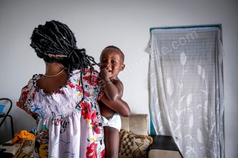 24 juin 2017 : Chez Océane, migrante Ivoirienne à Tunis dans un quartier populaire. Elle vit dans une maison avec 2 chambres qu'elle partage avec son fils Eden et cinq autres ivoiriennes. Océane est arrivée en Tunisie en 2010 comme étudiante et est depuis 5 ans en situation irrégulière, ne lui permettant plus de travailler légalement. Il y a deux ans Eden est né, ce jeune garçon plein de joie est devenu sa raison de vivre, elle souhaite trouver un endroit pour vivre normalement et élever son fils. “J’estime que pour vivre bien Tunisie, il me faudrait entre 800 et 1000 dinars. Généralement, je suis plutôt à 350. Entre les couches et la nourriture, les dépenses sont rapides.” La jeune femme travaille de façon irrégulière : elle a quelques patrons qui l’appellent, selon leur besoin, pour faire le ménage chez eux. Une journée lui rapporte entre 25 et 30 dinars.  