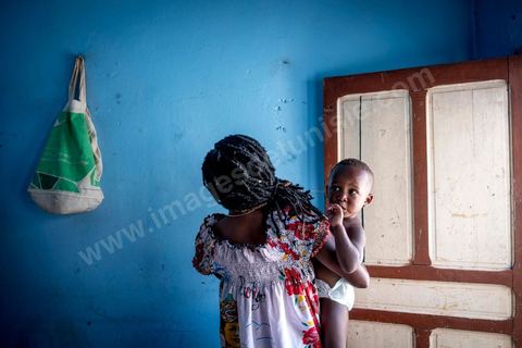 24 juin 2017 : Chez Océane, migrante Ivoirienne à Tunis dans un quartier populaire. Elle vit dans une maison avec 2 chambres qu'elle partage avec son fils Eden et cinq autres ivoiriennes. Océane est arrivée en Tunisie en 2010 comme étudiante et est depuis 5 ans en situation irrégulière, ne lui permettant plus de travailler légalement. Il y a deux ans Eden est né, ce jeune garçon plein de joie est devenu sa raison de vivre, elle souhaite trouver un endroit pour vivre normalement et élever son fils. “J’estime que pour vivre bien Tunisie, il me faudrait entre 800 et 1000 dinars. Généralement, je suis plutôt à 350. Entre les couches et la nourriture, les dépenses sont rapides.” La jeune femme travaille de façon irrégulière : elle a quelques patrons qui l’appellent, selon leur besoin, pour faire le ménage chez eux. Une journée lui rapporte entre 25 et 30 dinars.  