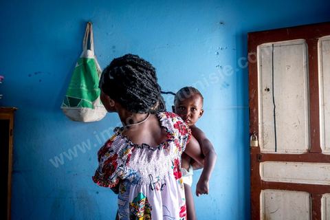 24 juin 2017 : Chez Océane, migrante Ivoirienne à Tunis dans un quartier populaire. Elle vit dans une maison avec 2 chambres qu'elle partage avec son fils Eden et cinq autres ivoiriennes. Océane est arrivée en Tunisie en 2010 comme étudiante et est depuis 5 ans en situation irrégulière, ne lui permettant plus de travailler légalement. Il y a deux ans Eden est né, ce jeune garçon plein de joie est devenu sa raison de vivre, elle souhaite trouver un endroit pour vivre normalement et élever son fils. “J’estime que pour vivre bien Tunisie, il me faudrait entre 800 et 1000 dinars. Généralement, je suis plutôt à 350. Entre les couches et la nourriture, les dépenses sont rapides.” La jeune femme travaille de façon irrégulière : elle a quelques patrons qui l’appellent, selon leur besoin, pour faire le ménage chez eux. Une journée lui rapporte entre 25 et 30 dinars.  
