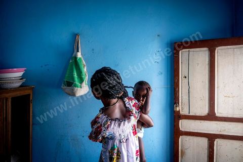 24 juin 2017 : Chez Océane, migrante Ivoirienne à Tunis dans un quartier populaire. Elle vit dans une maison avec 2 chambres qu'elle partage avec son fils Eden et cinq autres ivoiriennes. Océane est arrivée en Tunisie en 2010 comme étudiante et est depuis 5 ans en situation irrégulière, ne lui permettant plus de travailler légalement. Il y a deux ans Eden est né, ce jeune garçon plein de joie est devenu sa raison de vivre, elle souhaite trouver un endroit pour vivre normalement et élever son fils. “J’estime que pour vivre bien Tunisie, il me faudrait entre 800 et 1000 dinars. Généralement, je suis plutôt à 350. Entre les couches et la nourriture, les dépenses sont rapides.” La jeune femme travaille de façon irrégulière : elle a quelques patrons qui l’appellent, selon leur besoin, pour faire le ménage chez eux. Une journée lui rapporte entre 25 et 30 dinars.  