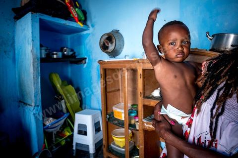 24 juin 2017 : Chez Océane, migrante Ivoirienne à Tunis dans un quartier populaire. Elle vit dans une maison avec 2 chambres qu'elle partage avec son fils Eden et cinq autres ivoiriennes. Océane est arrivée en Tunisie en 2010 comme étudiante et est depuis 5 ans en situation irrégulière, ne lui permettant plus de travailler légalement. Il y a deux ans Eden est né, ce jeune garçon plein de joie est devenu sa raison de vivre, elle souhaite trouver un endroit pour vivre normalement et élever son fils. “J’estime que pour vivre bien Tunisie, il me faudrait entre 800 et 1000 dinars. Généralement, je suis plutôt à 350. Entre les couches et la nourriture, les dépenses sont rapides.” La jeune femme travaille de façon irrégulière : elle a quelques patrons qui l’appellent, selon leur besoin, pour faire le ménage chez eux. Une journée lui rapporte entre 25 et 30 dinars.  