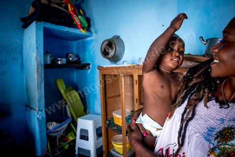 24 juin 2017 : Chez Océane, migrante Ivoirienne à Tunis dans un quartier populaire. Elle vit dans une maison avec 2 chambres qu'elle partage avec son fils Eden et cinq autres ivoiriennes. Océane est arrivée en Tunisie en 2010 comme étudiante et est depuis 5 ans en situation irrégulière, ne lui permettant plus de travailler légalement. Il y a deux ans Eden est né, ce jeune garçon plein de joie est devenu sa raison de vivre, elle souhaite trouver un endroit pour vivre normalement et élever son fils. “J’estime que pour vivre bien Tunisie, il me faudrait entre 800 et 1000 dinars. Généralement, je suis plutôt à 350. Entre les couches et la nourriture, les dépenses sont rapides.” La jeune femme travaille de façon irrégulière : elle a quelques patrons qui l’appellent, selon leur besoin, pour faire le ménage chez eux. Une journée lui rapporte entre 25 et 30 dinars.  