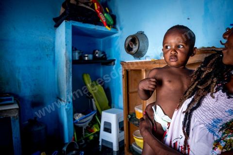 24 juin 2017 : Chez Océane, migrante Ivoirienne à Tunis dans un quartier populaire. Elle vit dans une maison avec 2 chambres qu'elle partage avec son fils Eden et cinq autres ivoiriennes. Océane est arrivée en Tunisie en 2010 comme étudiante et est depuis 5 ans en situation irrégulière, ne lui permettant plus de travailler légalement. Il y a deux ans Eden est né, ce jeune garçon plein de joie est devenu sa raison de vivre, elle souhaite trouver un endroit pour vivre normalement et élever son fils. “J’estime que pour vivre bien Tunisie, il me faudrait entre 800 et 1000 dinars. Généralement, je suis plutôt à 350. Entre les couches et la nourriture, les dépenses sont rapides.” La jeune femme travaille de façon irrégulière : elle a quelques patrons qui l’appellent, selon leur besoin, pour faire le ménage chez eux. Une journée lui rapporte entre 25 et 30 dinars.  