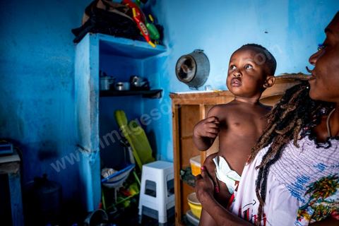 24 juin 2017 : Chez Océane, migrante Ivoirienne à Tunis dans un quartier populaire. Elle vit dans une maison avec 2 chambres qu'elle partage avec son fils Eden et cinq autres ivoiriennes. Océane est arrivée en Tunisie en 2010 comme étudiante et est depuis 5 ans en situation irrégulière, ne lui permettant plus de travailler légalement. Il y a deux ans Eden est né, ce jeune garçon plein de joie est devenu sa raison de vivre, elle souhaite trouver un endroit pour vivre normalement et élever son fils. “J’estime que pour vivre bien Tunisie, il me faudrait entre 800 et 1000 dinars. Généralement, je suis plutôt à 350. Entre les couches et la nourriture, les dépenses sont rapides.” La jeune femme travaille de façon irrégulière : elle a quelques patrons qui l’appellent, selon leur besoin, pour faire le ménage chez eux. Une journée lui rapporte entre 25 et 30 dinars.  