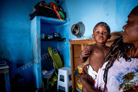 24 juin 2017 : Chez Océane, migrante Ivoirienne à Tunis dans un quartier populaire. Elle vit dans une maison avec 2 chambres qu'elle partage avec son fils Eden et cinq autres ivoiriennes. Océane est arrivée en Tunisie en 2010 comme étudiante et est depuis 5 ans en situation irrégulière, ne lui permettant plus de travailler légalement. Il y a deux ans Eden est né, ce jeune garçon plein de joie est devenu sa raison de vivre, elle souhaite trouver un endroit pour vivre normalement et élever son fils. “J’estime que pour vivre bien Tunisie, il me faudrait entre 800 et 1000 dinars. Généralement, je suis plutôt à 350. Entre les couches et la nourriture, les dépenses sont rapides.” La jeune femme travaille de façon irrégulière : elle a quelques patrons qui l’appellent, selon leur besoin, pour faire le ménage chez eux. Une journée lui rapporte entre 25 et 30 dinars.  