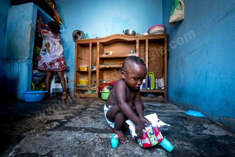 24 juin 2017 : Chez Océane, migrante Ivoirienne à Tunis dans un quartier populaire. Elle vit dans une maison avec 2 chambres qu'elle partage avec son fils Eden et cinq autres ivoiriennes. Océane est arrivée en Tunisie en 2010 comme étudiante et est depuis 5 ans en situation irrégulière, ne lui permettant plus de travailler légalement. Il y a deux ans Eden est né, ce jeune garçon plein de joie est devenu sa raison de vivre, elle souhaite trouver un endroit pour vivre normalement et élever son fils. “J’estime que pour vivre bien Tunisie, il me faudrait entre 800 et 1000 dinars. Généralement, je suis plutôt à 350. Entre les couches et la nourriture, les dépenses sont rapides.” La jeune femme travaille de façon irrégulière : elle a quelques patrons qui l’appellent, selon leur besoin, pour faire le ménage chez eux. Une journée lui rapporte entre 25 et 30 dinars.  