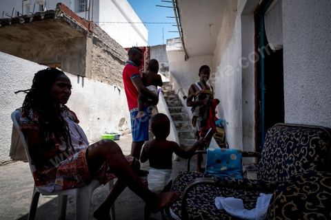 24 juin 2017 : Chez Océane, migrante Ivoirienne à Tunis dans un quartier populaire. Elle vit dans une maison avec 2 chambres qu'elle partage avec son fils Eden et cinq autres ivoiriennes. Océane est arrivée en Tunisie en 2010 comme étudiante et est depuis 5 ans en situation irrégulière, ne lui permettant plus de travailler légalement. Il y a deux ans Eden est né, ce jeune garçon plein de joie est devenu sa raison de vivre, elle souhaite trouver un endroit pour vivre normalement et élever son fils. “J’estime que pour vivre bien Tunisie, il me faudrait entre 800 et 1000 dinars. Généralement, je suis plutôt à 350. Entre les couches et la nourriture, les dépenses sont rapides.” La jeune femme travaille de façon irrégulière : elle a quelques patrons qui l’appellent, selon leur besoin, pour faire le ménage chez eux. Une journée lui rapporte entre 25 et 30 dinars.  