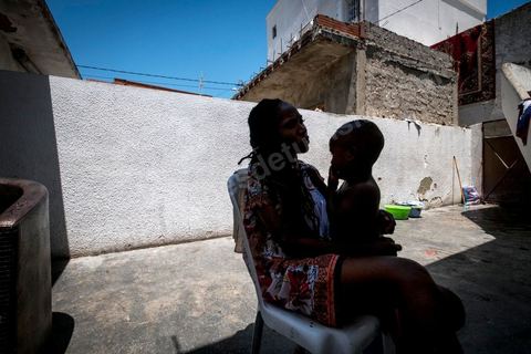 24 juin 2017 : Chez Océane, migrante Ivoirienne à Tunis dans un quartier populaire. Elle vit dans une maison avec 2 chambres qu'elle partage avec son fils Eden et cinq autres ivoiriennes. Océane est arrivée en Tunisie en 2010 comme étudiante et est depuis 5 ans en situation irrégulière, ne lui permettant plus de travailler légalement. Il y a deux ans Eden est né, ce jeune garçon plein de joie est devenu sa raison de vivre, elle souhaite trouver un endroit pour vivre normalement et élever son fils. “J’estime que pour vivre bien Tunisie, il me faudrait entre 800 et 1000 dinars. Généralement, je suis plutôt à 350. Entre les couches et la nourriture, les dépenses sont rapides.” La jeune femme travaille de façon irrégulière : elle a quelques patrons qui l’appellent, selon leur besoin, pour faire le ménage chez eux. Une journée lui rapporte entre 25 et 30 dinars.  