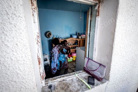 24 juin 2017 : Chez Océane, migrante Ivoirienne à Tunis dans un quartier populaire. Elle vit dans une maison avec 2 chambres qu'elle partage avec son fils Eden et cinq autres ivoiriennes. Océane est arrivée en Tunisie en 2010 comme étudiante et est depuis 5 ans en situation irrégulière, ne lui permettant plus de travailler légalement. Il y a deux ans Eden est né, ce jeune garçon plein de joie est devenu sa raison de vivre, elle souhaite trouver un endroit pour vivre normalement et élever son fils. “J’estime que pour vivre bien Tunisie, il me faudrait entre 800 et 1000 dinars. Généralement, je suis plutôt à 350. Entre les couches et la nourriture, les dépenses sont rapides.” La jeune femme travaille de façon irrégulière : elle a quelques patrons qui l’appellent, selon leur besoin, pour faire le ménage chez eux. Une journée lui rapporte entre 25 et 30 dinars.  