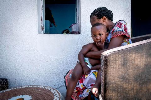 24 juin 2017 : Chez Océane, migrante Ivoirienne à Tunis dans un quartier populaire. Elle vit dans une maison avec 2 chambres qu'elle partage avec son fils Eden et cinq autres ivoiriennes. Océane est arrivée en Tunisie en 2010 comme étudiante et est depuis 5 ans en situation irrégulière, ne lui permettant plus de travailler légalement. Il y a deux ans Eden est né, ce jeune garçon plein de joie est devenu sa raison de vivre, elle souhaite trouver un endroit pour vivre normalement et élever son fils. “J’estime que pour vivre bien Tunisie, il me faudrait entre 800 et 1000 dinars. Généralement, je suis plutôt à 350. Entre les couches et la nourriture, les dépenses sont rapides.” La jeune femme travaille de façon irrégulière : elle a quelques patrons qui l’appellent, selon leur besoin, pour faire le ménage chez eux. Une journée lui rapporte entre 25 et 30 dinars.  
