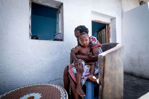 24 juin 2017 : Chez Océane, migrante Ivoirienne à Tunis dans un quartier populaire. Elle vit dans une maison avec 2 chambres qu'elle partage avec son fils Eden et cinq autres ivoiriennes. Océane est arrivée en Tunisie en 2010 comme étudiante et est depuis 5 ans en situation irrégulière, ne lui permettant plus de travailler légalement. Il y a deux ans Eden est né, ce jeune garçon plein de joie est devenu sa raison de vivre, elle souhaite trouver un endroit pour vivre normalement et élever son fils. “J’estime que pour vivre bien Tunisie, il me faudrait entre 800 et 1000 dinars. Généralement, je suis plutôt à 350. Entre les couches et la nourriture, les dépenses sont rapides.” La jeune femme travaille de façon irrégulière : elle a quelques patrons qui l’appellent, selon leur besoin, pour faire le ménage chez eux. Une journée lui rapporte entre 25 et 30 dinars.  