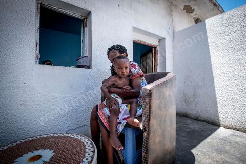 24 juin 2017 : Chez Océane, migrante Ivoirienne à Tunis dans un quartier populaire. Elle vit dans une maison avec 2 chambres qu'elle partage avec son fils Eden et cinq autres ivoiriennes. Océane est arrivée en Tunisie en 2010 comme étudiante et est depuis 5 ans en situation irrégulière, ne lui permettant plus de travailler légalement. Il y a deux ans Eden est né, ce jeune garçon plein de joie est devenu sa raison de vivre, elle souhaite trouver un endroit pour vivre normalement et élever son fils. “J’estime que pour vivre bien Tunisie, il me faudrait entre 800 et 1000 dinars. Généralement, je suis plutôt à 350. Entre les couches et la nourriture, les dépenses sont rapides.” La jeune femme travaille de façon irrégulière : elle a quelques patrons qui l’appellent, selon leur besoin, pour faire le ménage chez eux. Une journée lui rapporte entre 25 et 30 dinars.  