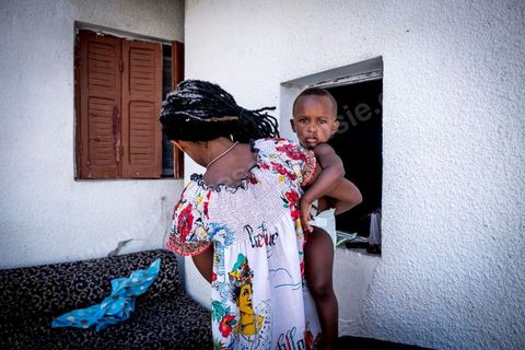 24 juin 2017 : Chez Océane, migrante Ivoirienne à Tunis dans un quartier populaire. Elle vit dans une maison avec 2 chambres qu'elle partage avec son fils Eden et cinq autres ivoiriennes. Océane est arrivée en Tunisie en 2010 comme étudiante et est depuis 5 ans en situation irrégulière, ne lui permettant plus de travailler légalement. Il y a deux ans Eden est né, ce jeune garçon plein de joie est devenu sa raison de vivre, elle souhaite trouver un endroit pour vivre normalement et élever son fils. “J’estime que pour vivre bien Tunisie, il me faudrait entre 800 et 1000 dinars. Généralement, je suis plutôt à 350. Entre les couches et la nourriture, les dépenses sont rapides.” La jeune femme travaille de façon irrégulière : elle a quelques patrons qui l’appellent, selon leur besoin, pour faire le ménage chez eux. Une journée lui rapporte entre 25 et 30 dinars.  