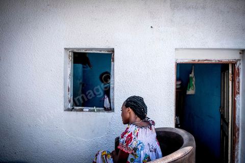 24 juin 2017 : Chez Océane, migrante Ivoirienne à Tunis dans un quartier populaire. Elle vit dans une maison avec 2 chambres qu'elle partage avec son fils Eden et cinq autres ivoiriennes. Océane est arrivée en Tunisie en 2010 comme étudiante et est depuis 5 ans en situation irrégulière, ne lui permettant plus de travailler légalement. Il y a deux ans Eden est né, ce jeune garçon plein de joie est devenu sa raison de vivre, elle souhaite trouver un endroit pour vivre normalement et élever son fils. “J’estime que pour vivre bien Tunisie, il me faudrait entre 800 et 1000 dinars. Généralement, je suis plutôt à 350. Entre les couches et la nourriture, les dépenses sont rapides.” La jeune femme travaille de façon irrégulière : elle a quelques patrons qui l’appellent, selon leur besoin, pour faire le ménage chez eux. Une journée lui rapporte entre 25 et 30 dinars.  