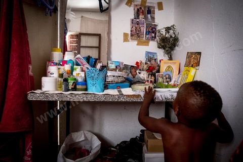 24 juin 2017 : Chez Océane, migrante Ivoirienne à Tunis dans un quartier populaire. Elle vit dans une maison avec 2 chambres qu'elle partage avec son fils Eden et cinq autres ivoiriennes. Océane est arrivée en Tunisie en 2010 comme étudiante et est depuis 5 ans en situation irrégulière, ne lui permettant plus de travailler légalement. Il y a deux ans Eden est né, ce jeune garçon plein de joie est devenu sa raison de vivre, elle souhaite trouver un endroit pour vivre normalement et élever son fils. “J’estime que pour vivre bien Tunisie, il me faudrait entre 800 et 1000 dinars. Généralement, je suis plutôt à 350. Entre les couches et la nourriture, les dépenses sont rapides.” La jeune femme travaille de façon irrégulière : elle a quelques patrons qui l’appellent, selon leur besoin, pour faire le ménage chez eux. Une journée lui rapporte entre 25 et 30 dinars.  