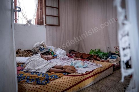 24 juin 2017 : Chez Océane, migrante Ivoirienne à Tunis dans un quartier populaire. Elle vit dans une maison avec 2 chambres qu'elle partage avec son fils Eden et cinq autres ivoiriennes. Océane est arrivée en Tunisie en 2010 comme étudiante et est depuis 5 ans en situation irrégulière, ne lui permettant plus de travailler légalement. Il y a deux ans Eden est né, ce jeune garçon plein de joie est devenu sa raison de vivre, elle souhaite trouver un endroit pour vivre normalement et élever son fils. “J’estime que pour vivre bien Tunisie, il me faudrait entre 800 et 1000 dinars. Généralement, je suis plutôt à 350. Entre les couches et la nourriture, les dépenses sont rapides.” La jeune femme travaille de façon irrégulière : elle a quelques patrons qui l’appellent, selon leur besoin, pour faire le ménage chez eux. Une journée lui rapporte entre 25 et 30 dinars.  