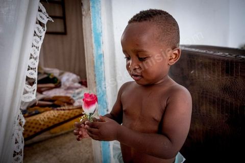 24 juin 2017 : Chez Océane, migrante Ivoirienne à Tunis dans un quartier populaire. Elle vit dans une maison avec 2 chambres qu'elle partage avec son fils Eden et cinq autres ivoiriennes. Océane est arrivée en Tunisie en 2010 comme étudiante et est depuis 5 ans en situation irrégulière, ne lui permettant plus de travailler légalement. Il y a deux ans Eden est né, ce jeune garçon plein de joie est devenu sa raison de vivre, elle souhaite trouver un endroit pour vivre normalement et élever son fils. “J’estime que pour vivre bien Tunisie, il me faudrait entre 800 et 1000 dinars. Généralement, je suis plutôt à 350. Entre les couches et la nourriture, les dépenses sont rapides.” La jeune femme travaille de façon irrégulière : elle a quelques patrons qui l’appellent, selon leur besoin, pour faire le ménage chez eux. Une journée lui rapporte entre 25 et 30 dinars.  