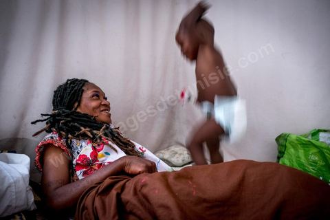 24 juin 2017 : Chez Océane, migrante Ivoirienne à Tunis dans un quartier populaire. Elle vit dans une maison avec 2 chambres qu'elle partage avec son fils Eden et cinq autres ivoiriennes. Océane est arrivée en Tunisie en 2010 comme étudiante et est depuis 5 ans en situation irrégulière, ne lui permettant plus de travailler légalement. Il y a deux ans Eden est né, ce jeune garçon plein de joie est devenu sa raison de vivre, elle souhaite trouver un endroit pour vivre normalement et élever son fils. “J’estime que pour vivre bien Tunisie, il me faudrait entre 800 et 1000 dinars. Généralement, je suis plutôt à 350. Entre les couches et la nourriture, les dépenses sont rapides.” La jeune femme travaille de façon irrégulière : elle a quelques patrons qui l’appellent, selon leur besoin, pour faire le ménage chez eux. Une journée lui rapporte entre 25 et 30 dinars.  