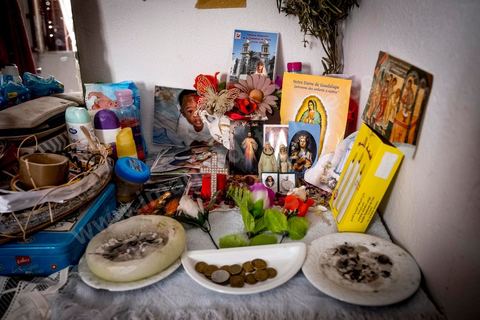 24 juin 2017 : Chez Océane, migrante Ivoirienne à Tunis dans un quartier populaire. Elle vit dans une maison avec 2 chambres qu'elle partage avec son fils Eden et cinq autres ivoiriennes. Océane est arrivée en Tunisie en 2010 comme étudiante et est depuis 5 ans en situation irrégulière, ne lui permettant plus de travailler légalement. Il y a deux ans Eden est né, ce jeune garçon plein de joie est devenu sa raison de vivre, elle souhaite trouver un endroit pour vivre normalement et élever son fils. “J’estime que pour vivre bien Tunisie, il me faudrait entre 800 et 1000 dinars. Généralement, je suis plutôt à 350. Entre les couches et la nourriture, les dépenses sont rapides.” La jeune femme travaille de façon irrégulière : elle a quelques patrons qui l’appellent, selon leur besoin, pour faire le ménage chez eux. Une journée lui rapporte entre 25 et 30 dinars.  