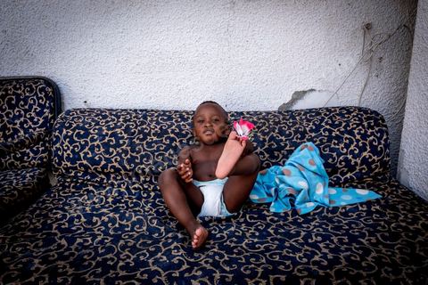 24 juin 2017 : Chez Océane, migrante Ivoirienne à Tunis dans un quartier populaire. Elle vit dans une maison avec 2 chambres qu'elle partage avec son fils Eden et cinq autres ivoiriennes. Océane est arrivée en Tunisie en 2010 comme étudiante et est depuis 5 ans en situation irrégulière, ne lui permettant plus de travailler légalement. Il y a deux ans Eden est né, ce jeune garçon plein de joie est devenu sa raison de vivre, elle souhaite trouver un endroit pour vivre normalement et élever son fils. “J’estime que pour vivre bien Tunisie, il me faudrait entre 800 et 1000 dinars. Généralement, je suis plutôt à 350. Entre les couches et la nourriture, les dépenses sont rapides.” La jeune femme travaille de façon irrégulière : elle a quelques patrons qui l’appellent, selon leur besoin, pour faire le ménage chez eux. Une journée lui rapporte entre 25 et 30 dinars.  