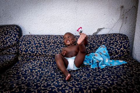 24 juin 2017 : Chez Océane, migrante Ivoirienne à Tunis dans un quartier populaire. Elle vit dans une maison avec 2 chambres qu'elle partage avec son fils Eden et cinq autres ivoiriennes. Océane est arrivée en Tunisie en 2010 comme étudiante et est depuis 5 ans en situation irrégulière, ne lui permettant plus de travailler légalement. Il y a deux ans Eden est né, ce jeune garçon plein de joie est devenu sa raison de vivre, elle souhaite trouver un endroit pour vivre normalement et élever son fils. “J’estime que pour vivre bien Tunisie, il me faudrait entre 800 et 1000 dinars. Généralement, je suis plutôt à 350. Entre les couches et la nourriture, les dépenses sont rapides.” La jeune femme travaille de façon irrégulière : elle a quelques patrons qui l’appellent, selon leur besoin, pour faire le ménage chez eux. Une journée lui rapporte entre 25 et 30 dinars.  